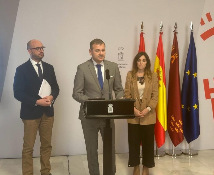 El concejal Pedanías y Vertebración Territorial, Marco Antonio Fernández, en rueda de prensa