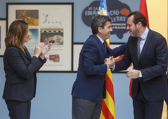 El president de la Generalitat, Carlos Mazón (c), y el ministro de Transportes y Movilidad Sostenible, Óscar Puente (1d), se dan la mano tras una visita al Puerto de Valncia. 
