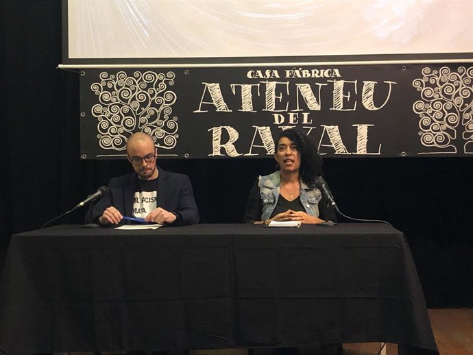 La diputada de la CUP en el Parlament de Catalunya, Basha Changue, en una rueda de prensa en el Ateneu del Raval junto a SOS Racisme