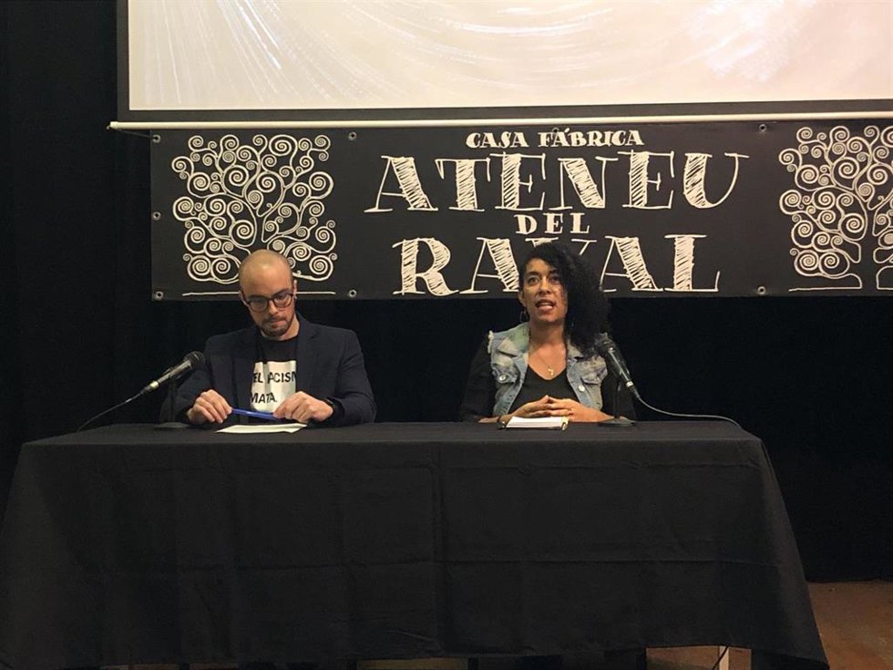 La diputada de la CUP en el Parlament de Catalunya, Basha Changue, en una rueda de prensa en el Ateneu del Raval junto a SOS Racisme