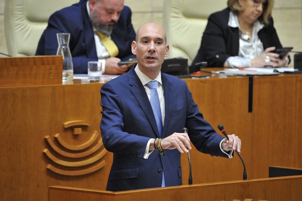 El portavoz del PP en la Asamblea, José Ángel Sánchez Juliá, en el pleno de la Cámara regional en la fijación de posiciones ante la enmienda de totalidad del PSOE a los PGEx 2024