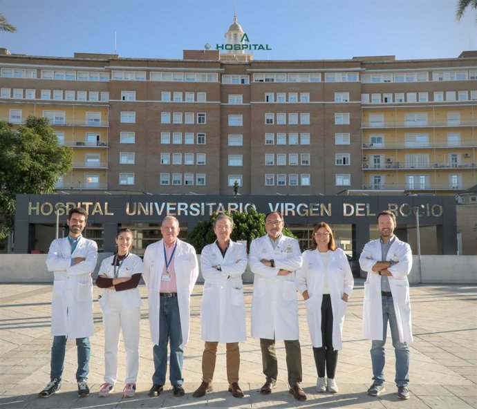Equipo de especialistas del Virgen del Rocío que ha demostrado la eficacia de los antibióticos por vía oral para tratar infecciones bacterianas en sangre.