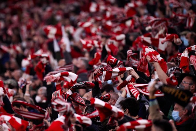 Archivo - Aficionados del Athletic Club en San Mamés.