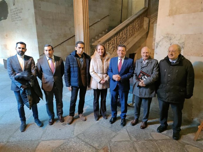 El secretario general de UGTCyL, Faustino Temprano, segundo por la derecha, junto al consejero de la Presidencia, Luis Miguel González (tercero), y el secretario general de CCOOCyL, Vicente Andrés (quinto), entre otras autoridades presentes en la jornada