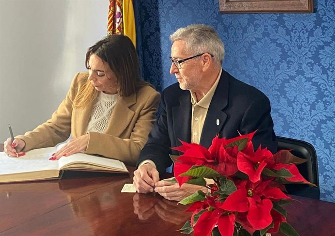 La delegada de Justicia, Teresa Pardo, se ha reunido con el alcalde de Montejaque, Diego Sánchez, para abordar proyectos de interés conjunto y hacer balance de las subvenciones que en materia de administración local otorga la Consejería a los municipios.