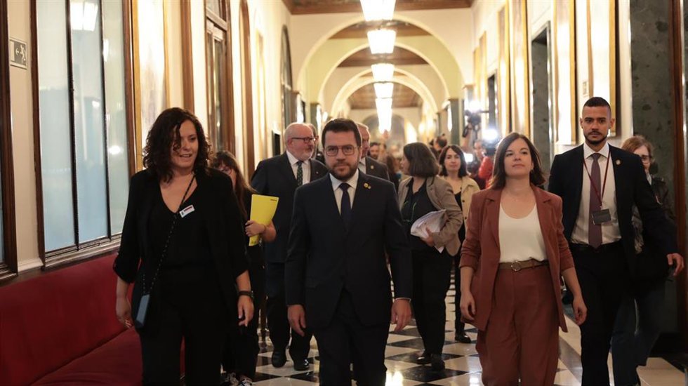 Archivo - El presidente de la Generalitat de Cataluña, Pere Aragons (c) y la portavoz de ERC en la Cámara Alta, Sara Bailac (d), a su llegada a la Comisión General de las Comunidades Autónomas, en el Senado, a 19 de octubre de 2023, en Madrid (España).