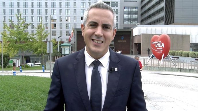 Archivo - El secretario general del PSC-PSOE y portavoz parlamentario socialista, Pablo Zuloaga, frente al hospital Valdecilla