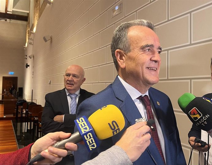 El presidente de la DPZ, Juan Antonio Sánchez Quero, en el salón de plenos de la institución provincial.