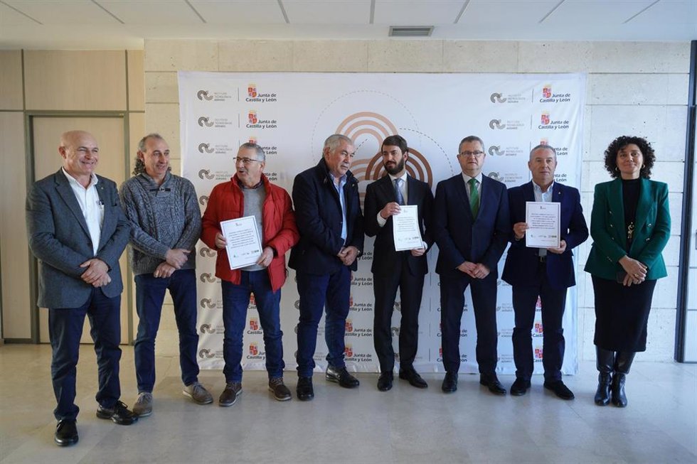 García-Gallardo y Dueñas posan con los representantes de las OPA con el documento en común