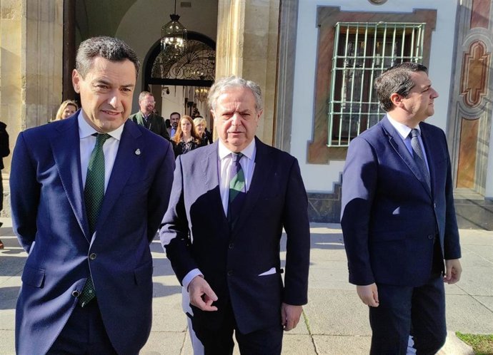 Juanma Moreno junto a Salvador Fuentes (centro) y el alcalde de Córdoba, José María Bellido, ante la Diputación de Córdoba.