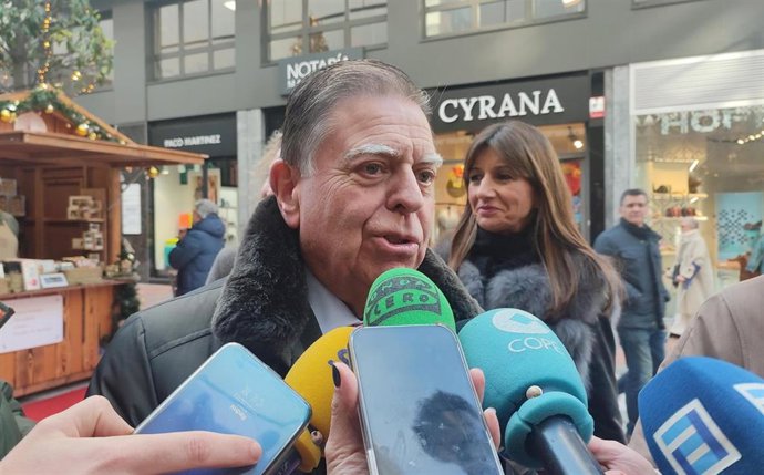 El alcalde de Oviedo, Alfredo Canteli, y la concejala de Economía, Leticia González.