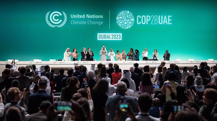 EL presidente de la COP28, Sultan Ahmed Al-Jaber, y otros participantes  aplauden durante la XXVI Conferencia del Cambio Climático el 13 de diciembre de 2023 en Dubái (Emiratos Árabes Unidos).