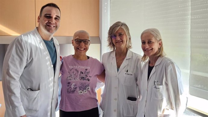 Marina Silva, después de recibir el tratamiento bilateral con el sistema HIFU, acompañada por los doctores González-Quarante, Rodríguez Oroz y Gorospe