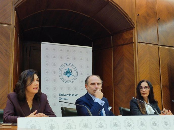 La vicerrectora de Investigación, Irene Díaz; el rector de la Universidad de Oviedo, Ignacio Villaverde; y la vicerrectora de Sostenibilidad, Movilidad y Medio Ambiente, Inés Peñuelas