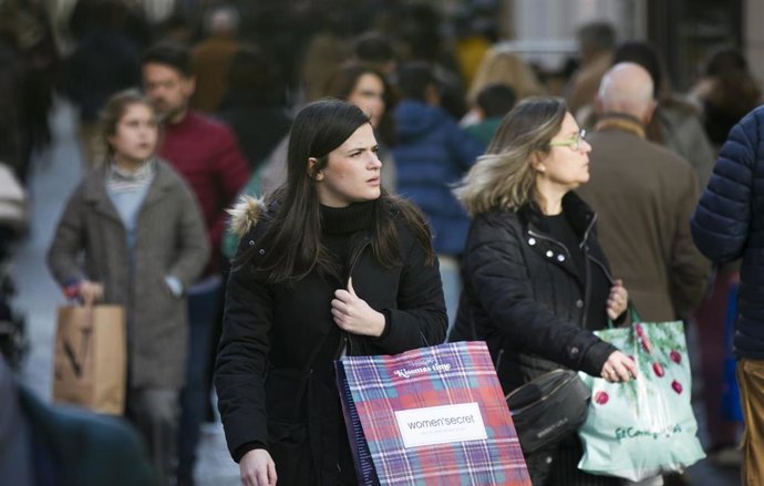 Archivo - Imagen de archivo de las rebajas de invierno en Sevilla, a 07 de enero de 2020.