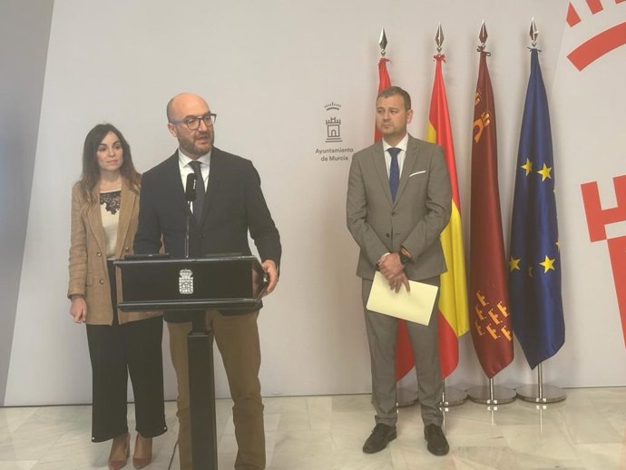 El concejal de Movilidad, Gestión Económica y Contratación, José Francisco Muñoz, en rueda de prensa