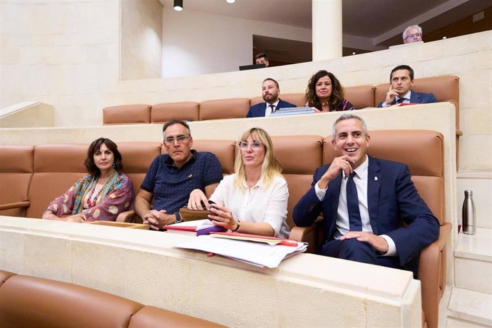 Archivo - El secretario general del PSC-PSOE, Pablo Zuloaga, y la delegada del Gobierno, Eugenia Gómez de Diego, en una foto de archivo en el Parlamento