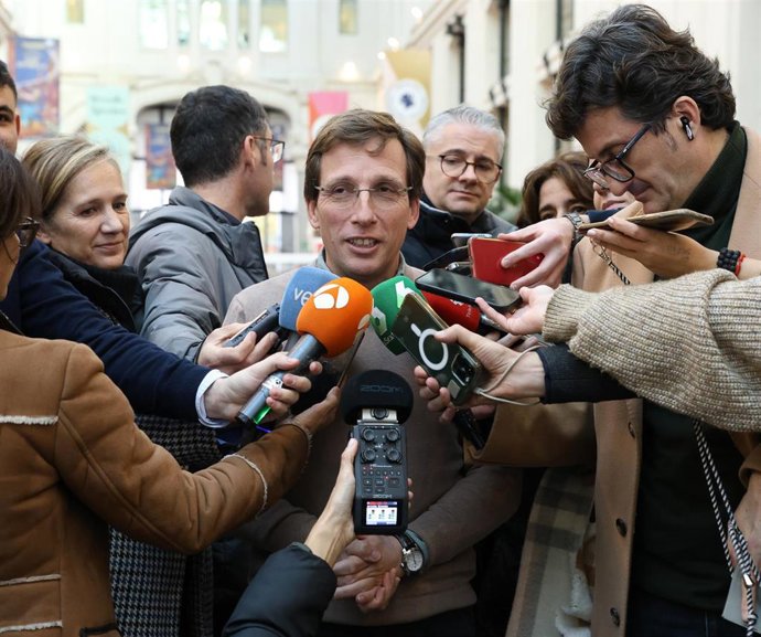 El alcalde de Madrid, José Luis Martínez-Almeida, atiende a medios a su llegada a la inauguración de 'Amazon & Cibeles sobre hielo', en la Galería de Cristal del palacio de Cibeles,