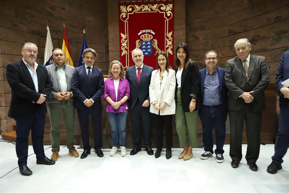 El ministro de Politica Territorial y Memoria Democrática, Ángel Víctor Torres (c), en la presentación del libro 'Cien años de masonería en las islas'