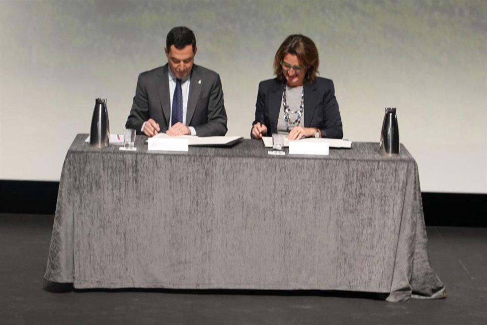 El presidente de la Junta de Andalucía, Juanma Moreno (i) y la ministra de Transición Ecológica y Reto Demográfico, Teresa Ribera (d), durante la firma del acuerdo del protocolo del Parque Nacional de Doñana. 