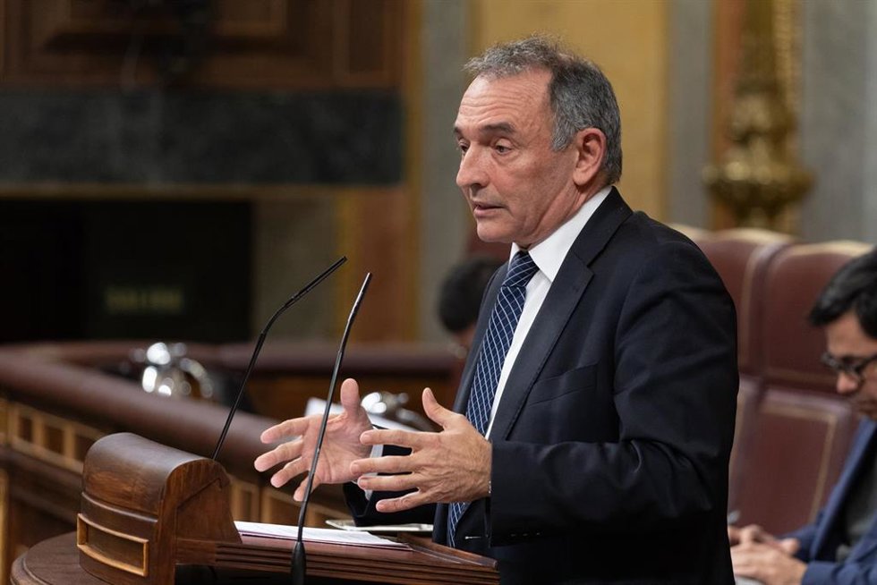 El portavoz parlamentario de IU y diputado de Sumar, Enrique Santiago, interviene durante una sesión plenaria posterior a una sesión de control al Gobierno, en el Congreso de los Diputados, a 13 de diciembre de 2023, en Madrid (España).