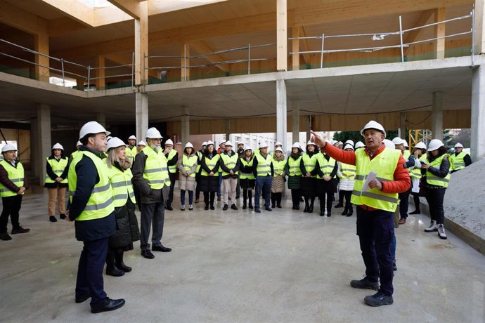 Explicaciones ofrecidas por la dirección de obra durante la visita a la Facultad de Ciencias de la Salud.