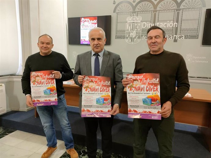 El diputado Jesús María Ortiz, centro, junto a los reponsables de la empresa organizadora de 'Navidiver' en Salamanca