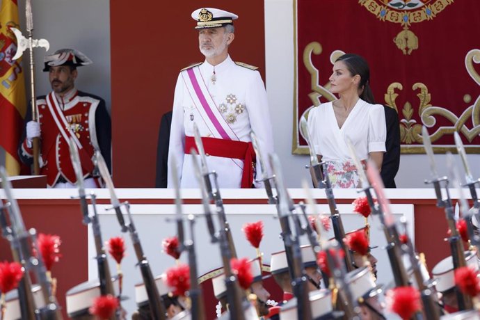 Archivo - Los Reyes, en el desfile de Día de las Fuerzas Armadas 2023