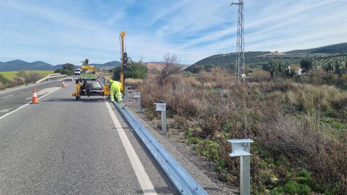 Colocación de barreras de seguridad en la A-384.