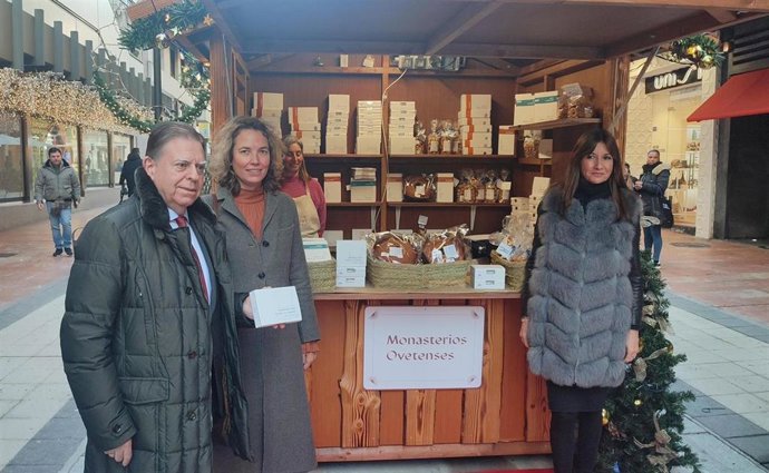 El alcalde de Oviedo, Alfredo Canteli, acompañado por la directora de la fundación Contemplare, Alejandra Salinas, y la concejala de Economía, Leticia González.