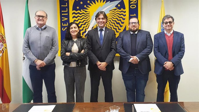 El rector de la Universidad Pablo de Olavide (UPO), Francisco Oliva, y el presidente de la Asociación SevillaUP, Jaime Aranda, tras ratificar el convenio de colaboración.