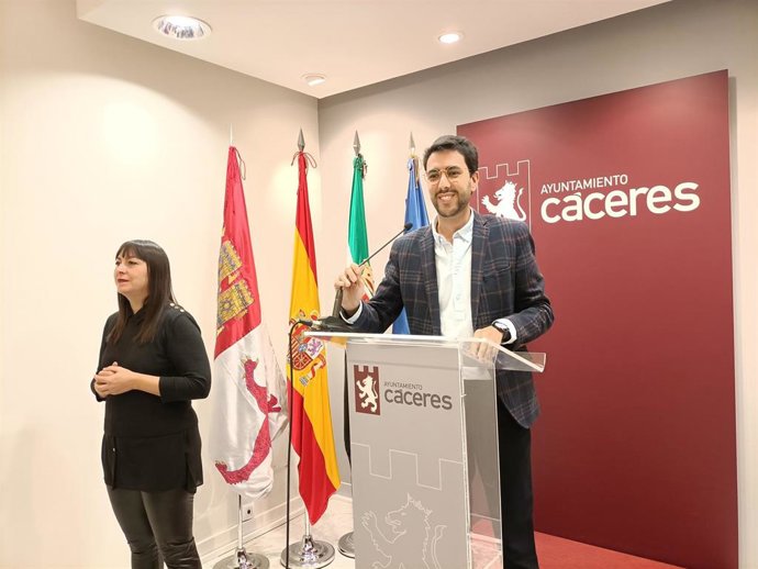 El portavoz del Gobierno de Cáceres, Ángel Orgaz, en rueda de prensa