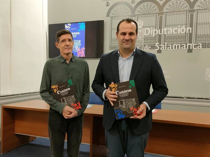 El autor del libro sobre carros de labranza, Joaquín Sánchez de Bustos (i), y el diputado salmantino David Mingo (d)