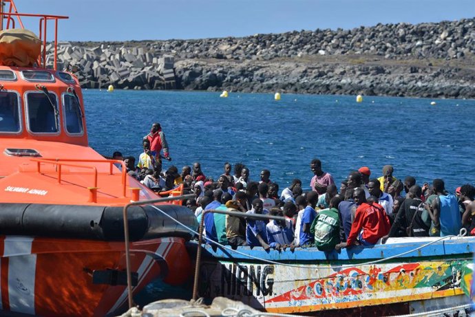 Archivo - Llegada de un cayuco al muelle de La Restinga