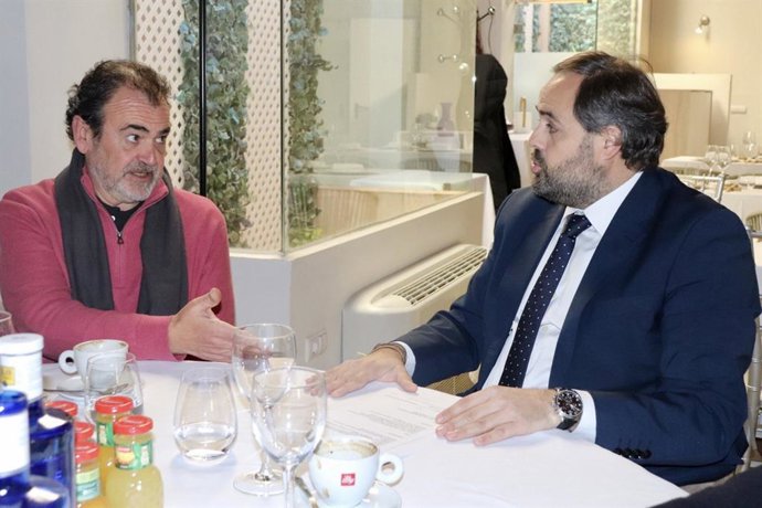 El presidente de los populares, Paco Núñez, con el líder de la agrupación de electores, Isidoro Gómez Cavero.