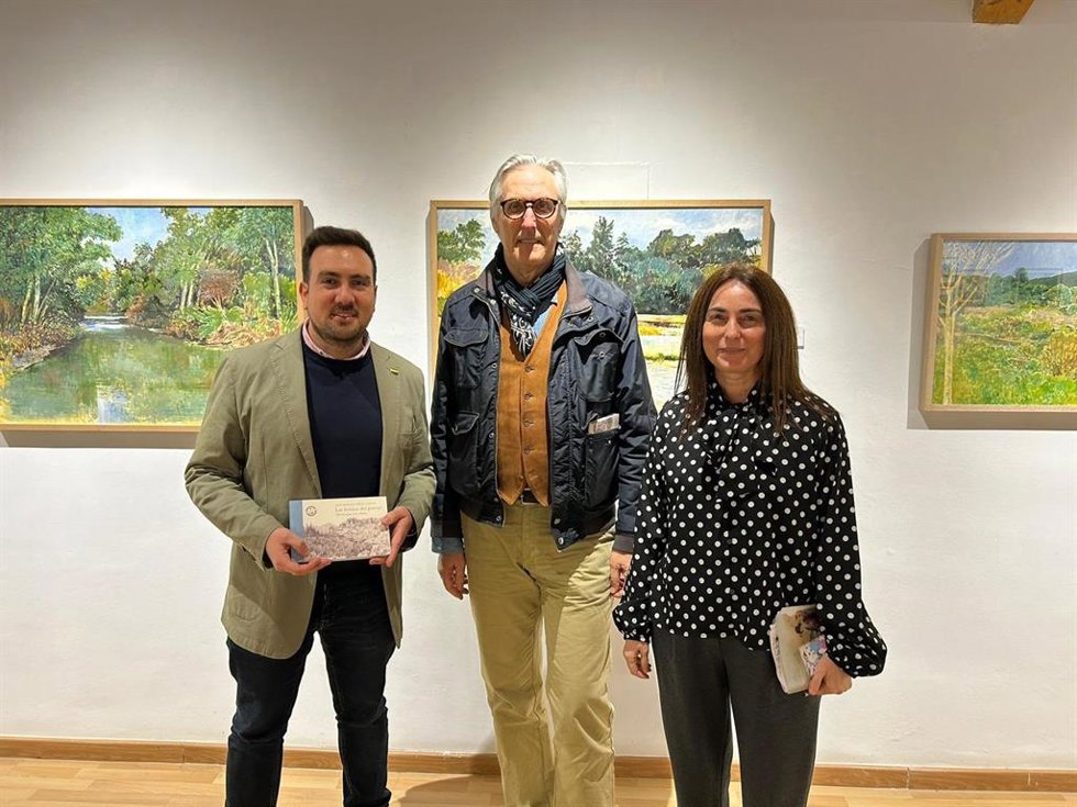 El delegado de Cultura, Patrimonio y Museos, Christopher Rivas, inauguraba la exposición acompañado de Charo Ramos, del área de Cultura de la Diputación de Sevilla, y del propio autor, José Manuel Pérez Tapias.