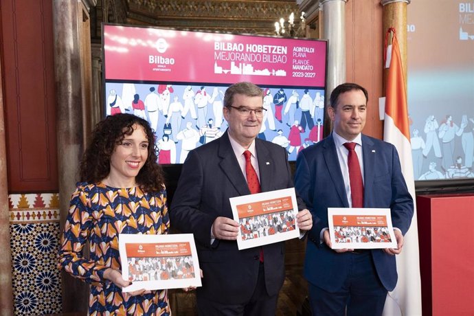 El alcalde de Bilbao, Juan Mari ABurto, presenta el plan de mandato para 2023-2027, junto al portavoz del PNV, Asier Abaunza, y la portavoz del PSE, Nora Abete.