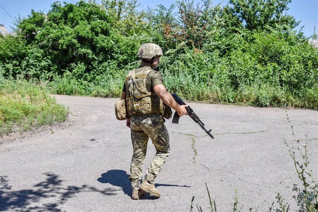 Archivo - Un militar de Ucrania en la ciudad de Marinka, en Donetsk