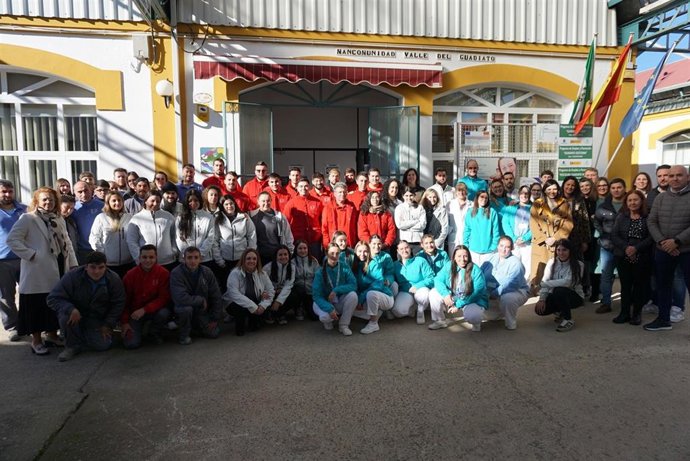 Foto de familia de Gálvez con los alumnos del Guadiato.
