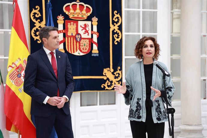 El delegado del Gobierno en Andalucía, Pedro Fernández, y la vicepresidenta y ministra, María Jesús Montero, este viernes en Sevilla.