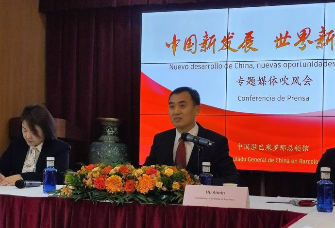 El cónsul general de China en Barcelona, Hu Aimin, en rueda de prensa.