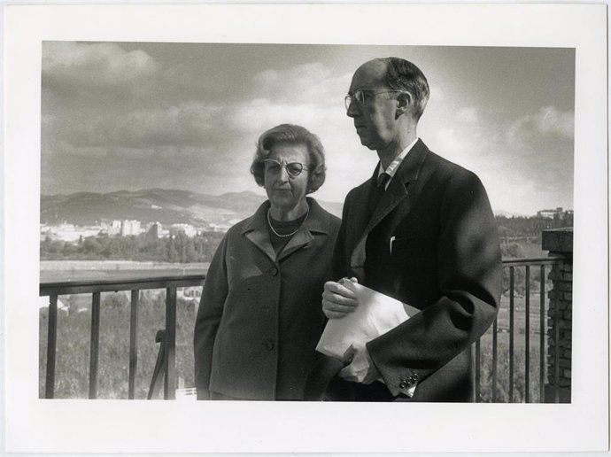 Fernando Remacha acompañado de su mujer, en una foto de archivo