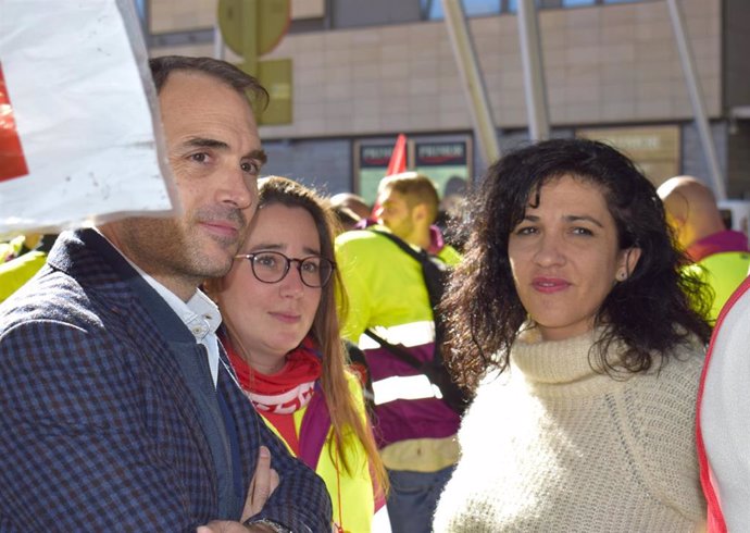 El coordinador andaluz de IU y diputado de Sumar en el Congreso, Toni Valero, en la movilización convocada por los 200 trabajadores de los talleres de Renfe en Málaga