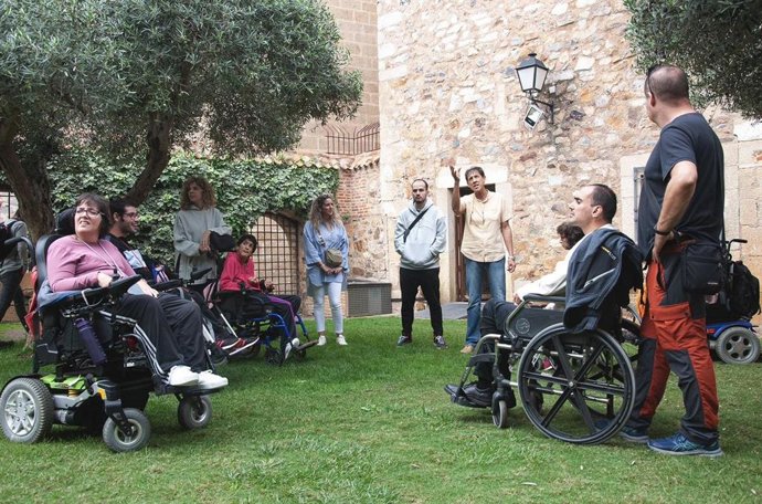 Personas con discapacidad visitan la Diputación de Cáceres en la jornada de puertas abiertas