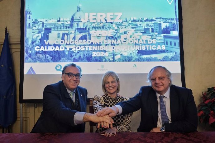 Arturo Bernal con la alcaldesa de Jerez y el presidente del Instituto para la Calidad Turística Española.