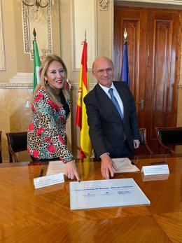 La consejera de Economía, Hacienda y Fondos Europeos y presidenta de Málaga TechPark, Carolina España, ha firmado este viernes, junto al presidente de la Autoridad Portuaria de Málaga, Carlos Rubio