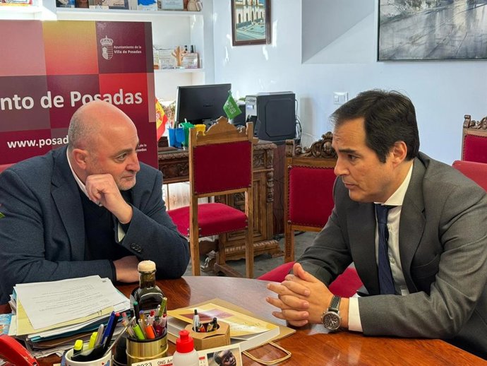 El consejero de Justicia, Administración Local y Función Pública de la Junta, José Antonio Nieto (dcha.), en la reunión con el alcalde de Posadas, Emilio Martínez.