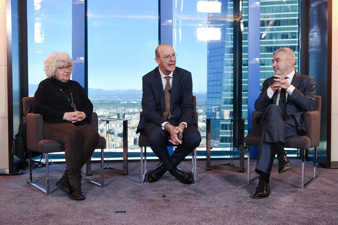 El presidente de la Fundación, Pablo Vázquez (c), y los miembros de la Fundación, Luis Garicano (d) y Teresa Freixes (i), durante un encuentro de Feijóo con el Consejo Asesor de la Fundación Reformismo 21, en el Hotel Eurostars Madrid Tower, a 15 de dic