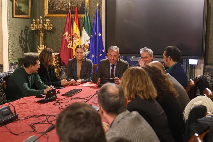 Reunión de Sanz con responsables del sector audiovisual para hacer balance del Festival de Cine Europeo.