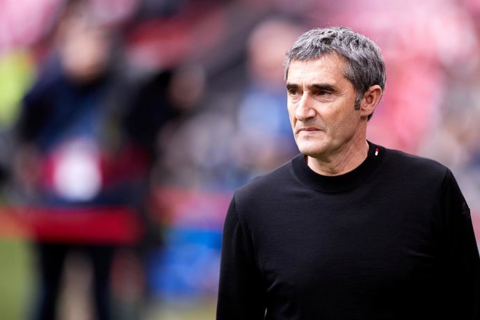 Archivo - Ernesto Valverde head coach of Athletic Club looks on during the La Liga Santander match between Athletic Club and Getafe CF at San Mames  on April 1, 2023, in Bilbao, Spain.